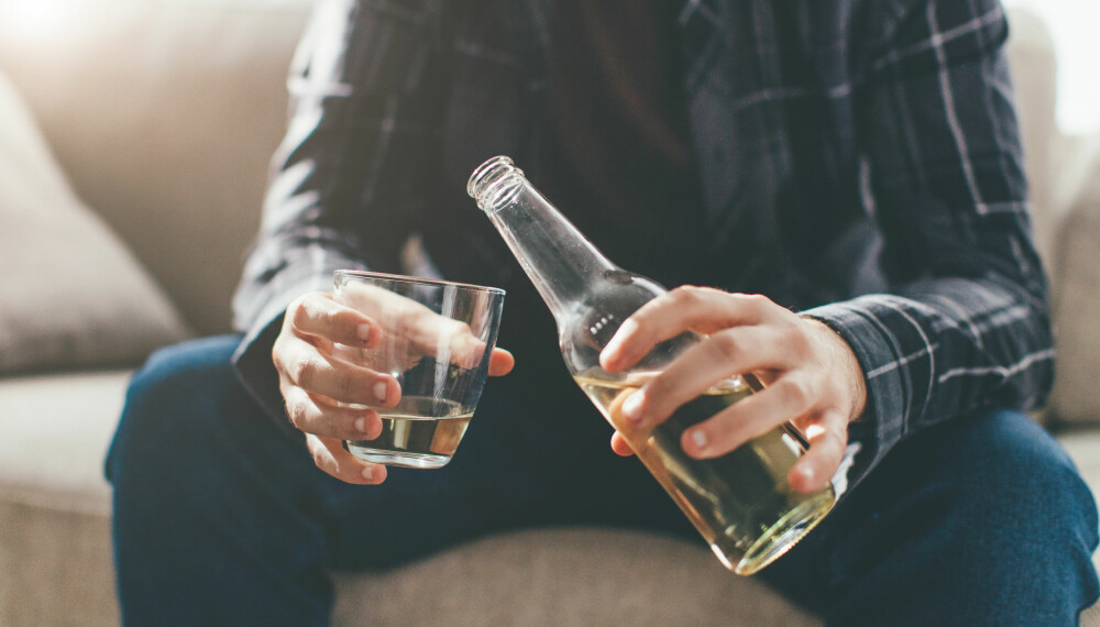 ALKOHOLISME: En av de første varsellampene som bør lyse er hvis du drikker når ingen andre drikker. Foto: Getty Images