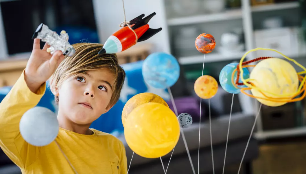 7-ÅRINGEN: For mange begynner de finmotoriske ferdighetene å bli bedre i denne alderen. Foto: Gettyimages.com.