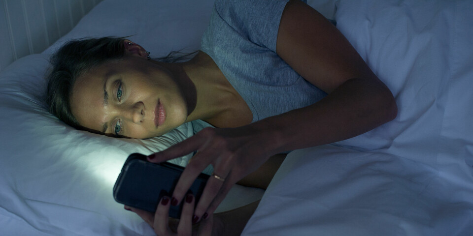 SØVNPROBLEMER: Noe av det verste du kan gjøre for nattesøvnen er å utsette deg for blått ledlys som kommer fra TV, data, nettbrett og smarttelefoner. Foto: Getty Images