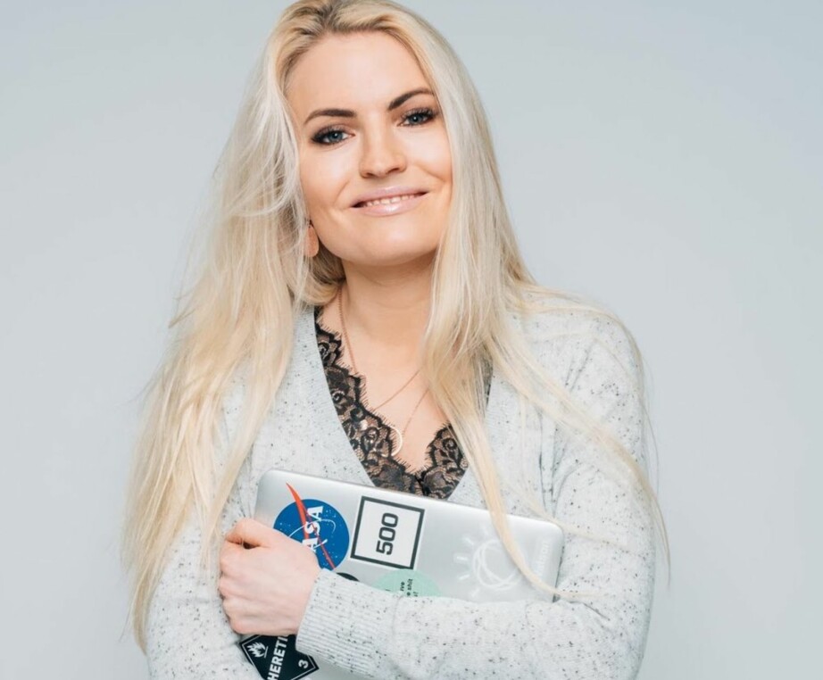 HOVEDLESER: Isabelle Ringnes (29) har et stort engasjement for å få kvinner inn i techbransjen. I 2015 grunnla hun TENK (Tech-Nettverket for Kvinner), som blant annet har vært med på å skape «Girl Tech Fest» – en tech-opplevelse på jenters premisser. Hun har tatt initiativet til Jenter Koder, og er digital leder i kampanjen for likestilling #HunSpanderer. Isabelle er altså over gjennomsnittet glad i teknologi, og boka hun har valgt er derfor ikke tilfeldig.