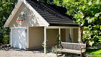 CARPORT: En enkelgarasje med carport kan være alternativet der det ikke er plass til en dobbelgarasje, men hvor man likevel ønsker at to biler skal kunne stå under tak, eller at carport-delen skal være parkering for sykler og dess like. (FOTO: Igland Garasjen)