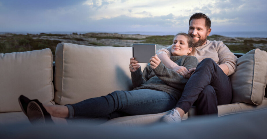 Den moderne familien kobler av i helgen, med både naturliv og god TV-underholdning.