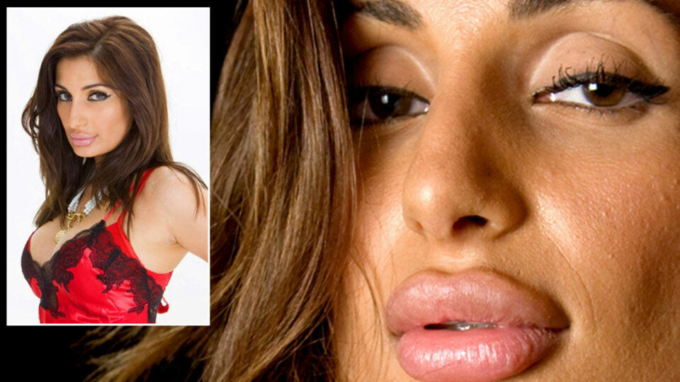 Negar Khan slikker sine lepper