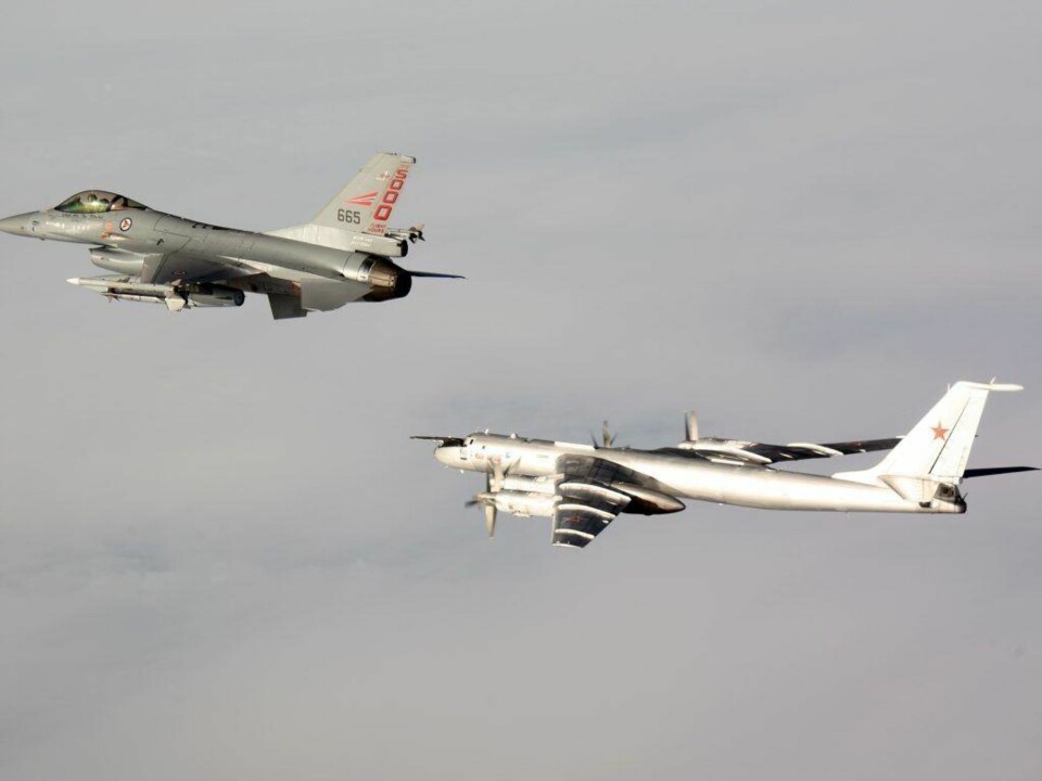 PÅ TOKT: Et norsk F16-fly identifiserer et russisk TU-95 Bear.