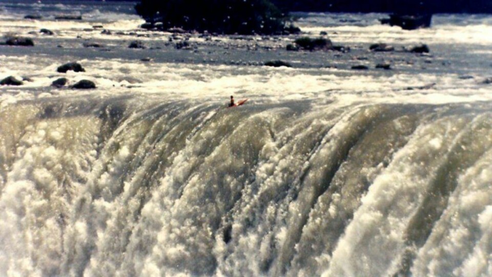 GALSKAP: Jesse Sharp satte utfor Niagara Falls i kajakk uten redningsvest og hjelm. Han ble aldri sett igjen. Våghalsen er ikke den eneste som har mistet livet i møtet med den mektige fossen.