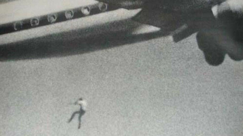 FALT I DØDEN: Bildet er fra 1970 og viser Keith Sapsford (14) som faller ut av hjulbrønnen på en DC-8 straks etter avgang fra Sydney. Han falt om lag 60 meter i døden. Bildet ble tatt av amatøren John Gilpin som testet en ny linse til kameraet sitt.