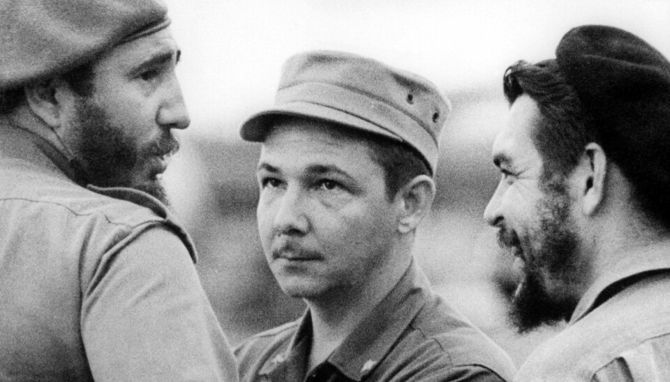 FOLKEHELTER: Fidel Castro (t.v.) sammen med broren Raul (midten) og Che Guevara. Her fotografert i de tidligere årene av revolusjonen.