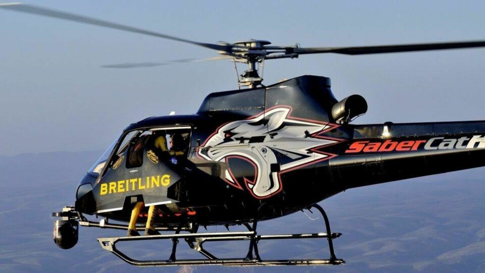 Her flyr han over Grand Canyon