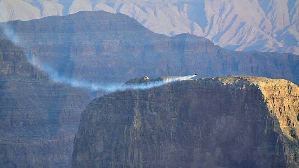 Her flyr han over Grand Canyon