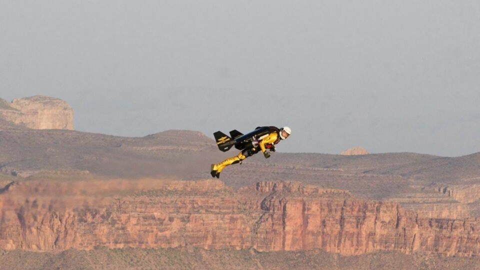 Her flyr han over Grand Canyon