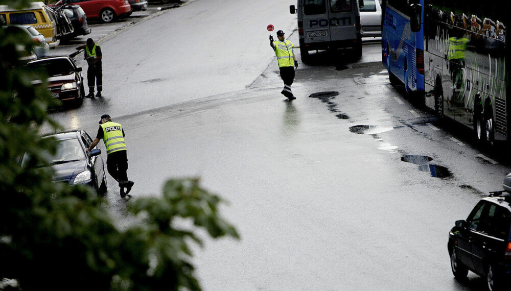 KONTROLL: Politiet foretar en kontroll ved festningsområdet i Kongens gate i Oslo, et område preget av mye prostitusjon.
