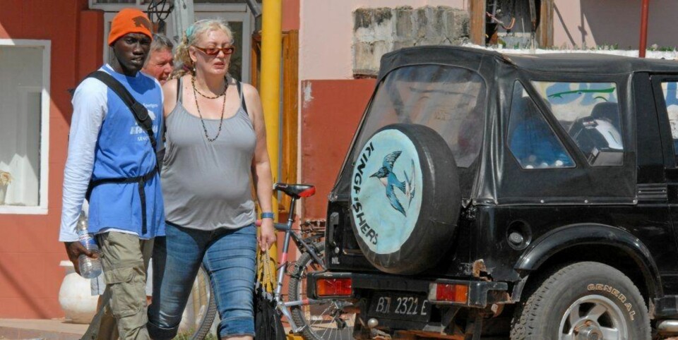 VANLIG SYN: Middelaldrende, hvite kvinner i omfavnelse med unge gambiere er en naturlig del av gatebildet i byen Kololi i Gambia.