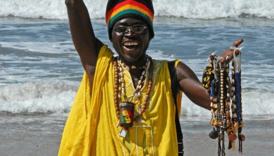 HOBBY: Rastafariene selger smykker og suvenirer på stranda. Det kan i beste fall kalles en hobby som bedrives til de får innpass hos en elskovsyk, kvinnelig turist.