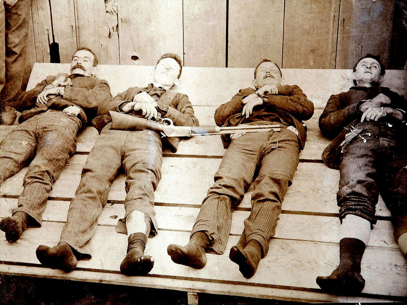 <b>DALTON-GJENGEN</b>: Dalton-gjengene etter raidet i 1892 i Coffeyville, Fra venstre: Bill Power; Bob Dalton; Grat Dalton, Dick Broadwell