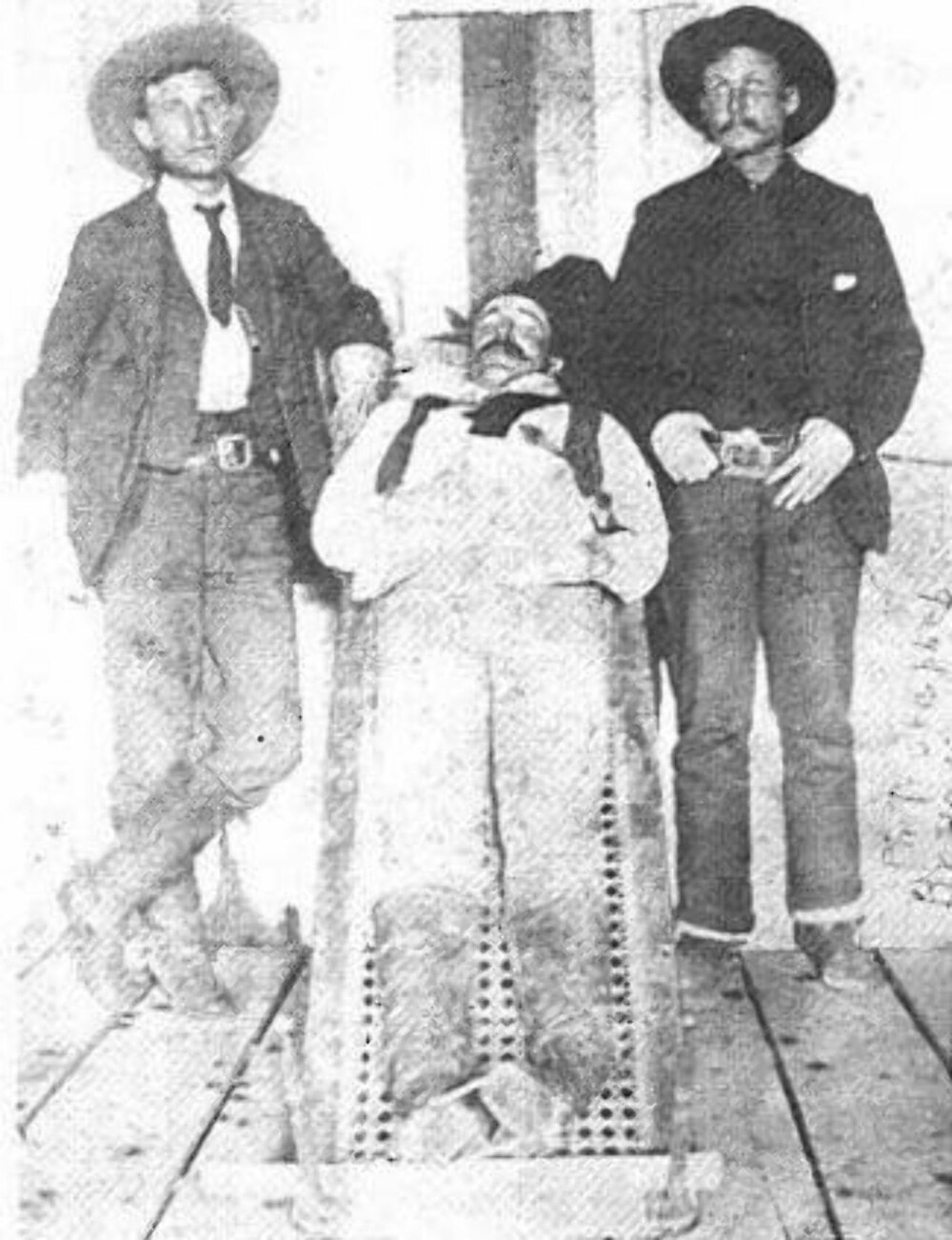 <b>LOVENS MENN: </b>Deputy US Marshals William Banks (venstre) og Isaac S. Prater (høyre) drepte William "Tulsa Jack" Blake i nærheten av Dover, Oklahoma-territoriet i 1895