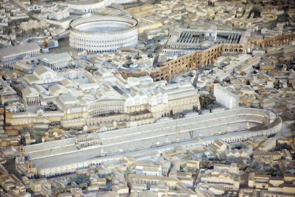CIRKUS MAXIMUS: Modell av det antikke Roma, med Circus Maximus i forgrunnen og Colliseum bakerst. Palatinerhøyden ligger i midten.