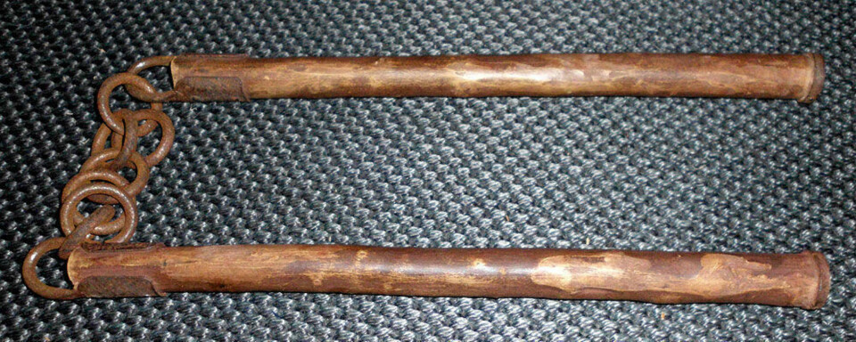 Denne «knokkelknuseren» kunne påføre fienden brukne ben og alvorlige kraniebrudd. En spesielt motbydelig variant av våpenet hadde påmontert små kniver eller skarpe blader for å påføre ytterligere skade.