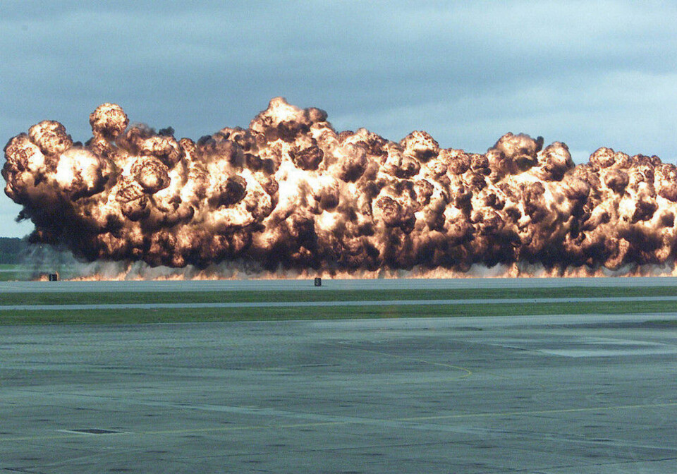 En demonstrasjon av en napalmeksposjon i 2003. Bomben inneholdt en blanding av napalm-B - f og bensin