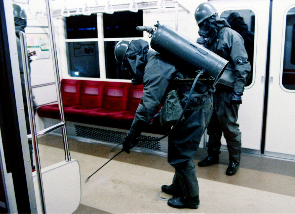 <b>ANGREP MED SARIN I TOKYO: </b>Agenter fra det japanske forsvarsdepartementet rengjør t-banevogner etter sarinangrepet.