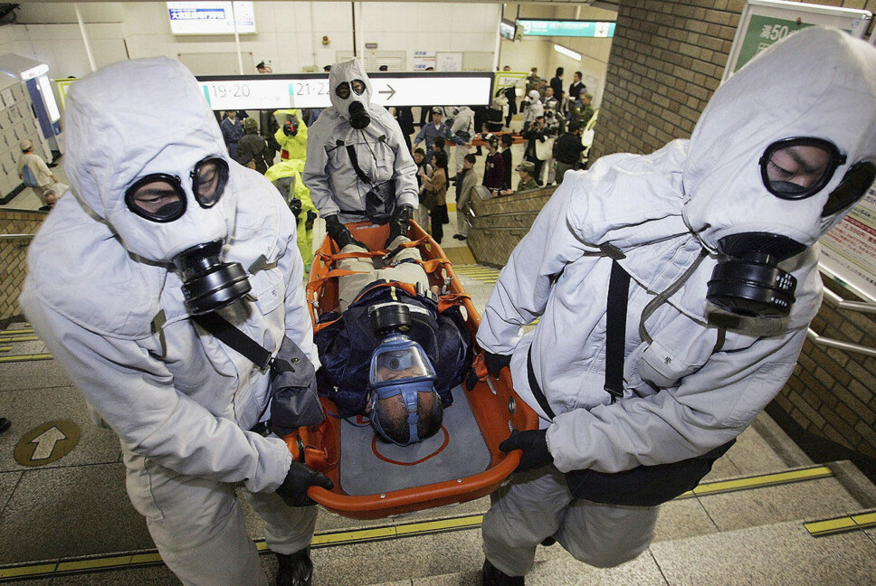 <b>ØVELSE: </b>Menn i beskyttelsesdrakter bærer en skadet person i en antiterrorøvelse på Onomiya-stasjonen i Tokyo i 2005. Øvelsen var basert på det samme scenariet som sarinangrepet ti år tidligere.