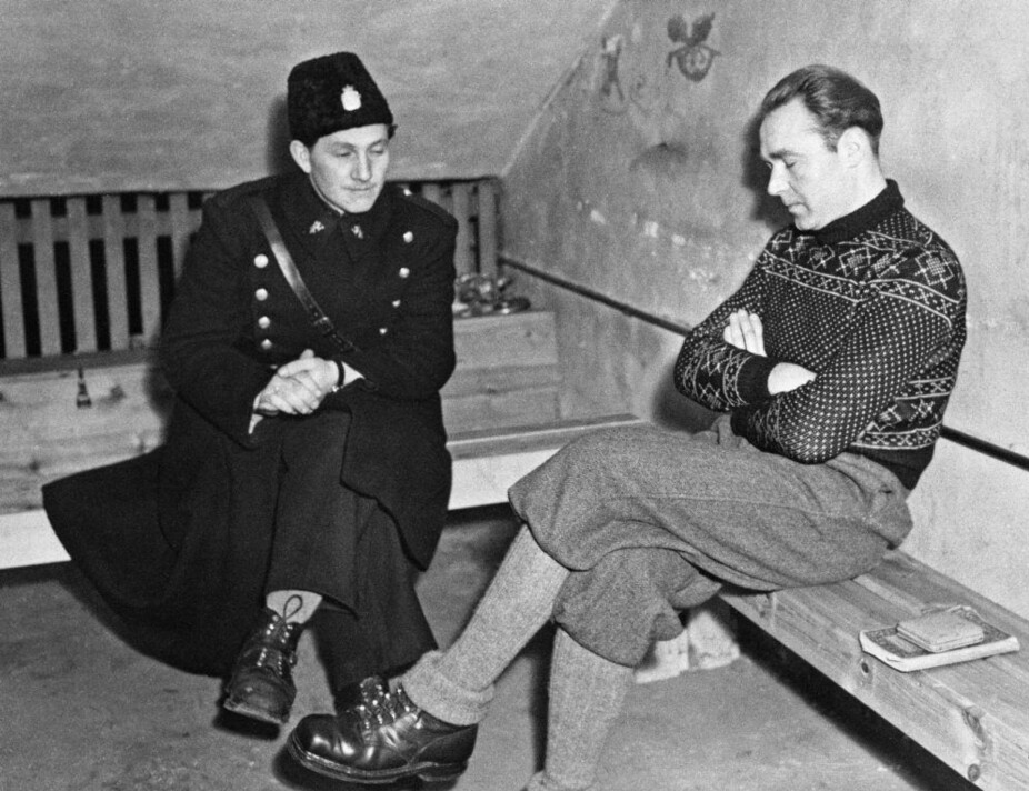 DØMT FOR MISHANDLING AV NORDMENN: Den fryktede gestapisten Fehmer (til høyre) i en celle på Akershus festning i 1946. En norsk politibetjent til venstre. Tiltalen omfattet grov tortur, dels med døden til følge.