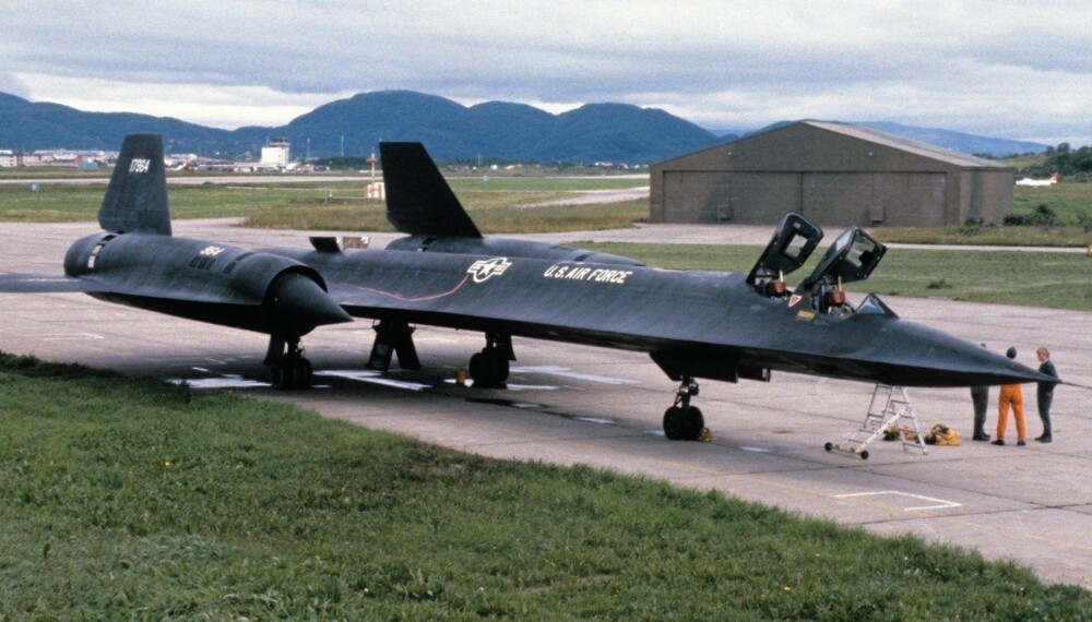 Etterretningsflyet parkert i Bodø i 1981. Legg merke til dammene med drivstoff under vingene.