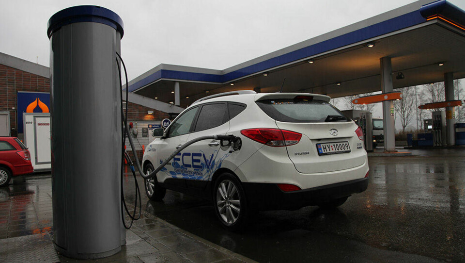 Hyundai er den første produsentne som har startet kommersielt salg av hydrogenbil i Norge. Her fyller vi en prototyp for et par år siden.