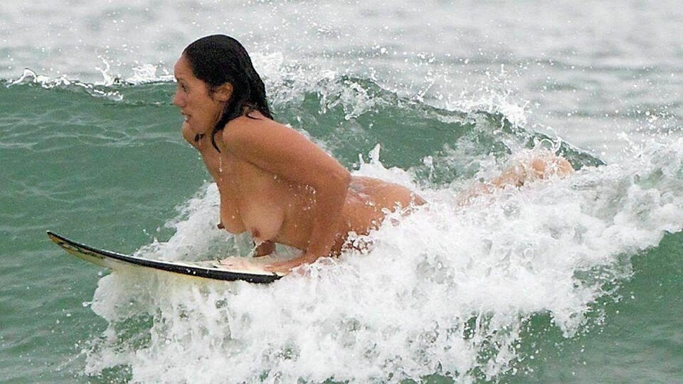 Hun surfer splitternaken