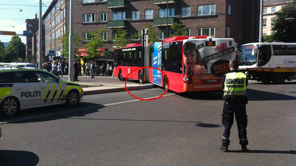 Her står bussen bom fast i firkantrundkjøring