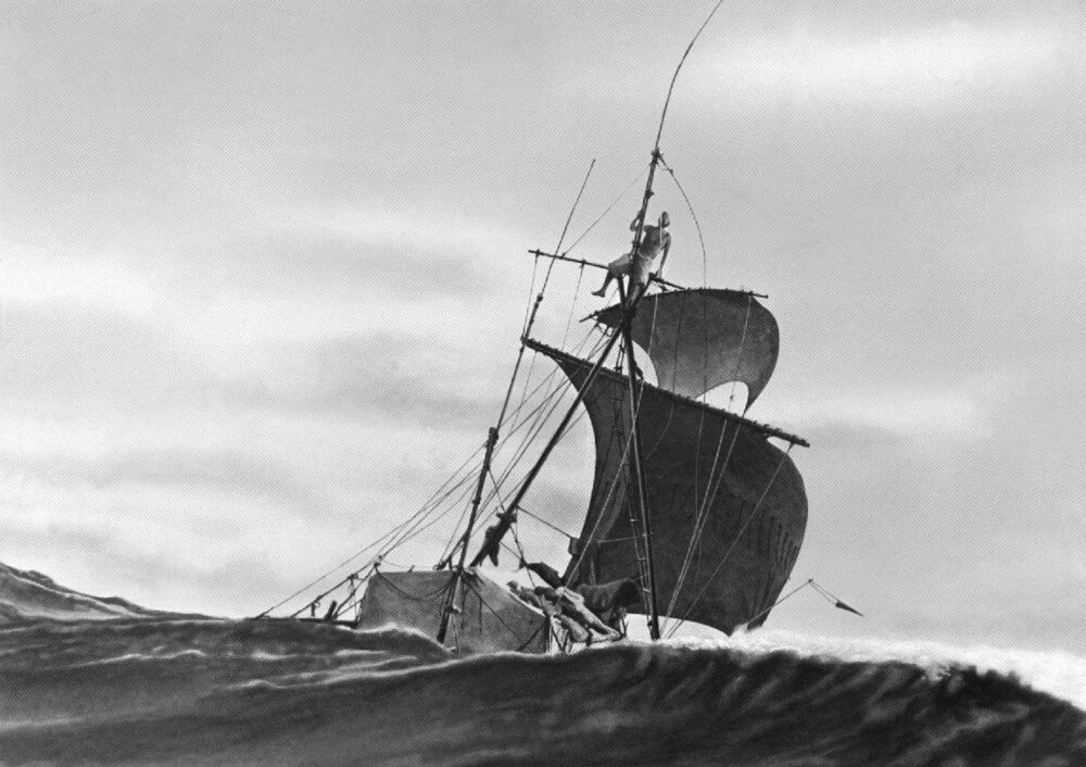 KON-TIKI: Thor Heyerdahl kunne verken seile eller svømme da han la ut på en 8000 km lang ferd over Stillehavet i en flåte av balsatre. Ferden var så eventyrlig at det overskygget teorien vitenskapsmannen Heyerdahl dro til havs for å bevise.