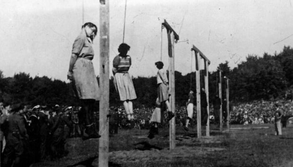 Mange fangevoktere ved Stutthof konsentrasjonsleir ble dømt til døden og hengt etter andre verdens krig. Ewa Paradies er nummer to fra venstre. Hun ble henrettet 4. juli 1946.