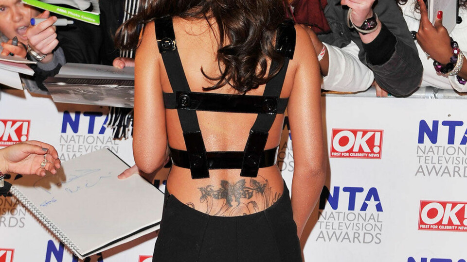 Viste frem sin nye tatovering