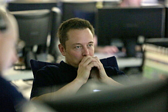 TRØBBEL I TÅRNET: 2008 var et tøft år for Elon Musk. SpaceX' romrakett Falcon 1 hadde feilet for tredje gang og Tesla var på konkursens rand. Her er Musk avbildet mens han med følger på romfartøyet Dragon i mai 2012.