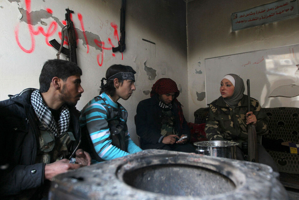 RESPEKTERT: En kvinnelig soldat i det konservative, muslimske samfunnet i Syria er et sjeldent syn. Men «Guevara» nyter respekt blant sine medopprørere, en gruppe på 30 menn og gutter, noen så unge som 16 år.