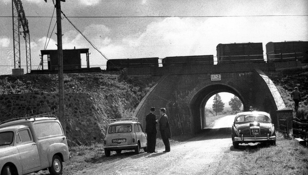 ÅSTEDET: Her, ved lille Bridego Bridge i Buckinghamshire, skjedde det myteomspunne togrøveriet. Bildet er tatt på et senere tidspunkt, med et annet tog på broen.