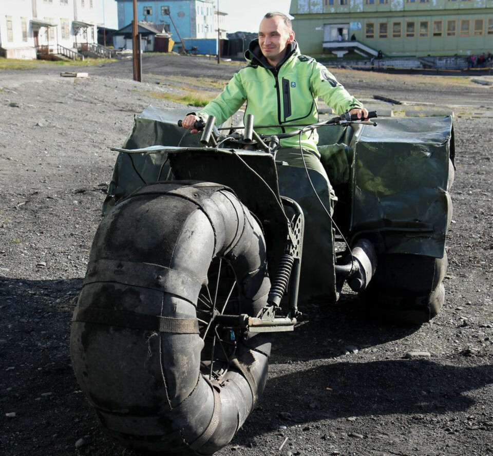 Isbjørnen banka på døra til en av byens glade gutter. Det hadde vært fest og den ville være med