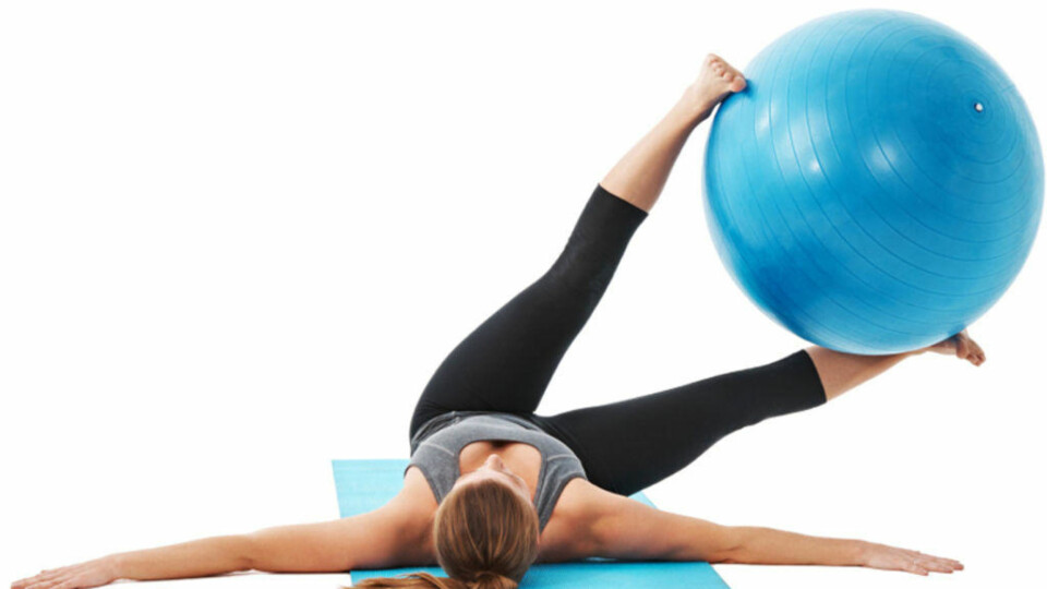 10 mageøvelser med fitnessball