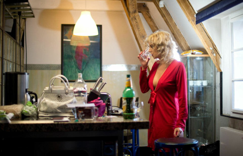 KLAR FOR ACTION: Pornoskuespiller Bianca gjør seg klar for innspilling.