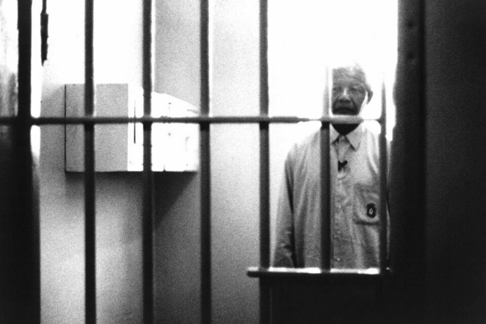 HISTORISK: Nelson Mandela besøker cellen han satt i 18 år.