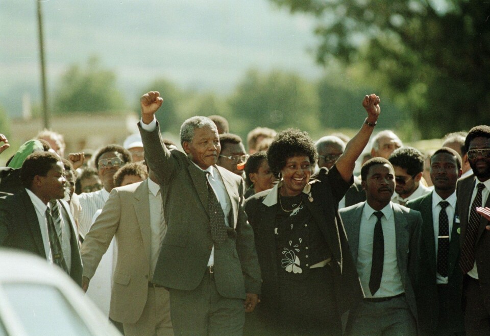 FRIHET: Etter 27 år bak låste dører fikk Nelson Mandela endelig trekke frihetens luft. Tusenvis av mennesker var samlet rundt fengselsportene.