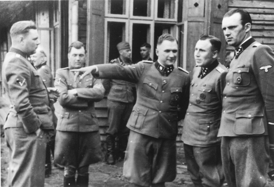 NAZISTER: Dette bildet er ett av 116 sjeldne fotografier av senior SS-offiserer og nazi-tjenestemenn ved Auschwitz i Karl Hoeckers album. Hoecker er selv med i bildet nest ytterst til høyre. Josef Mengele står med armene i kryss.