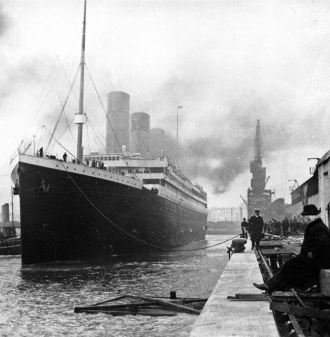 FØR DEN SANK: Her er Titanic avbildet mens den står i havnen i Southampton.