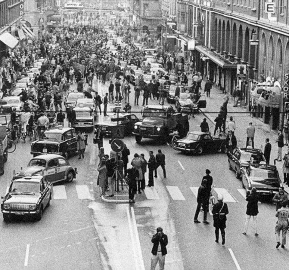 I 1967 endret Sverige en trafikkregel. Det skulle fra nå av kjøres på høyre felt, ikke venstre. Dette er et bilde fra den første dagen.