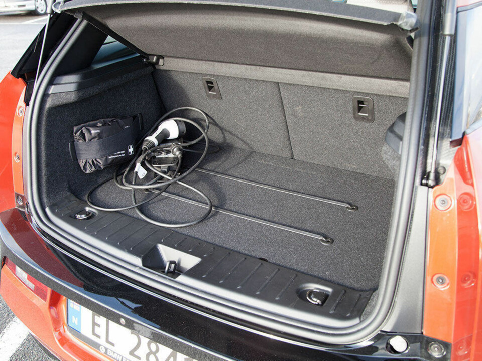 Det er brukbart med bagasjeplass - spesielt med tanke på at motoren er plassert under. Det er også et minimalt bagasjerom i fronten, men det brukes til dekkompressoren.