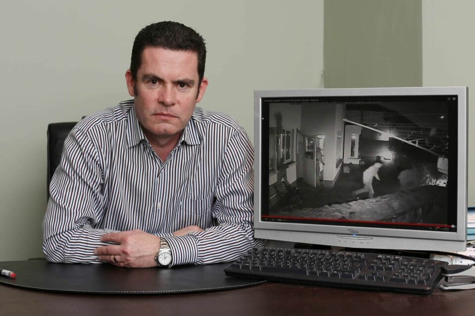 RISIKERER KJEMPEBOT: Fire personer brøt seg inn og endevendte huset til irske Robert Waters. Tyvene stakk av med smykker, verdisaker og barnas sparegriser. Da Waters publiserte bildene av de kriminelle på en nettside, tok det ikke lang tid før han mottok en e-post fra irske Data Protection Commissioner - tilsvarende Datatilsynet. Her opplyses det om at han risikerer bot opp mot over 800.000 kroner for brudd på personvernlovgivningen.