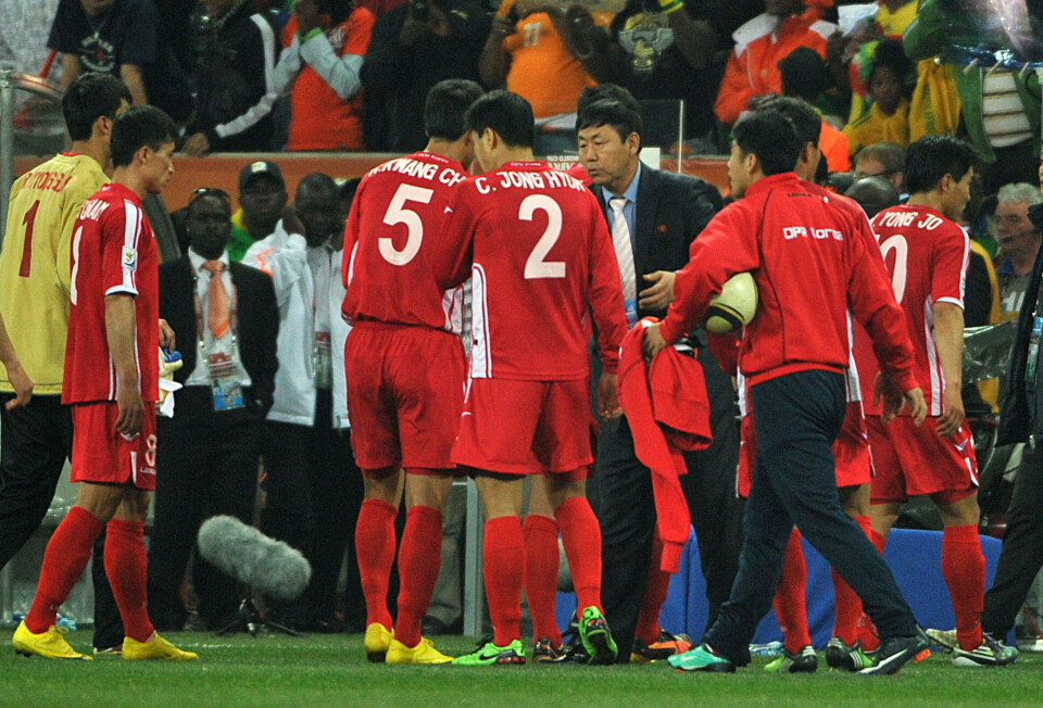 SKUFFET: 3-0 til Elfenbenkysten sto det til slutt på måltavlen i 2010. Nord-Koreas landslagssjef Kim Jong-Hun (i midten av bildet med slips) prøver å trøste sine spillere.