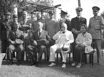KONFERANSE: Her er de Wiart sammen med en rekke asiatiske og europeiske politikere under kairokonferansen i 1943. Winston Churchill som vanlig foran med sigar og i hvit dress. Carton de Wiart bak helt til høyre.