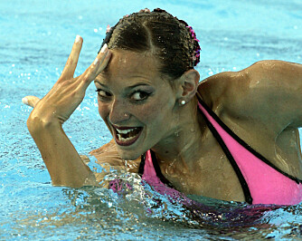 EVIG ALENE: Driver man med synkronsvømming singel, er man mye alene å leker i bassenget. Her er det franske Virginie Dedieu under et VM.