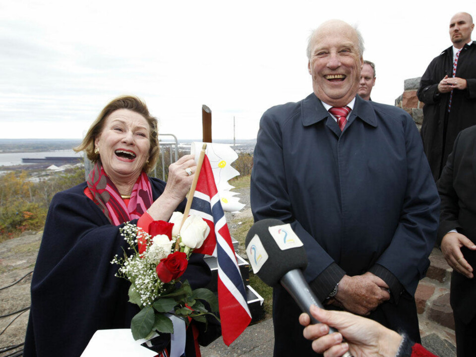 Dronning Sonja ble tatt av vinden