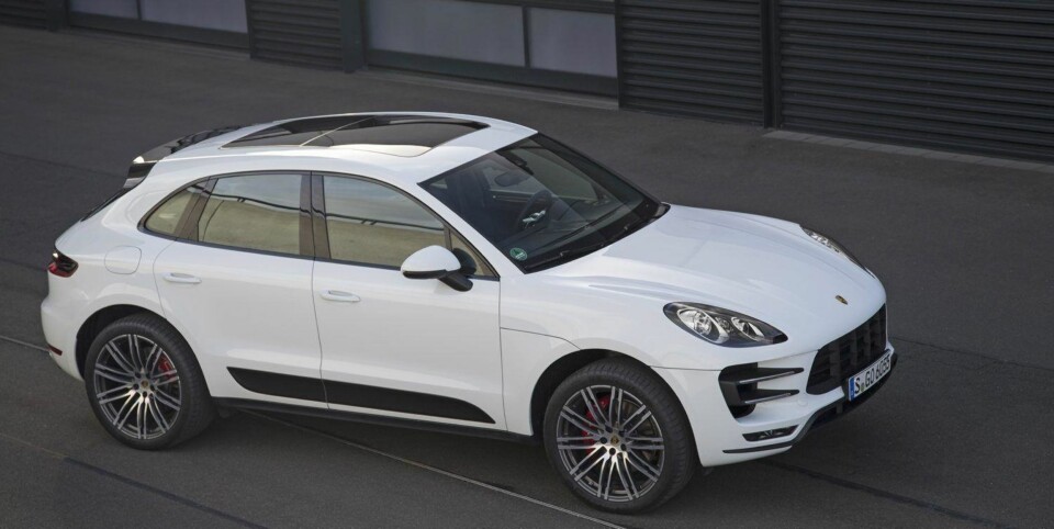 RÅSTERK: Turbo-modellen har 400 hk og går som et uvær. Det bjeffer, spraker og sparker ved girskift når Sport +-tasten er trykt inn. Hovedformene skal minne om 911, og sidepanelet kan selvsagt fås i ekte karbonfiber.